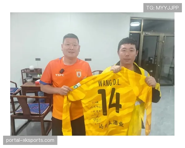 比赛用球不慎踢上看台,小球迷获赠全队签名球衣作为交换